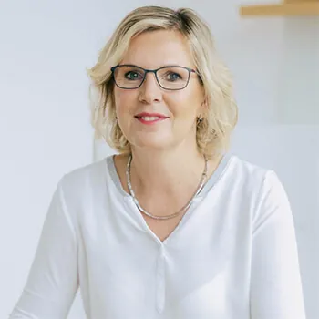 Dr. Hana Visnova